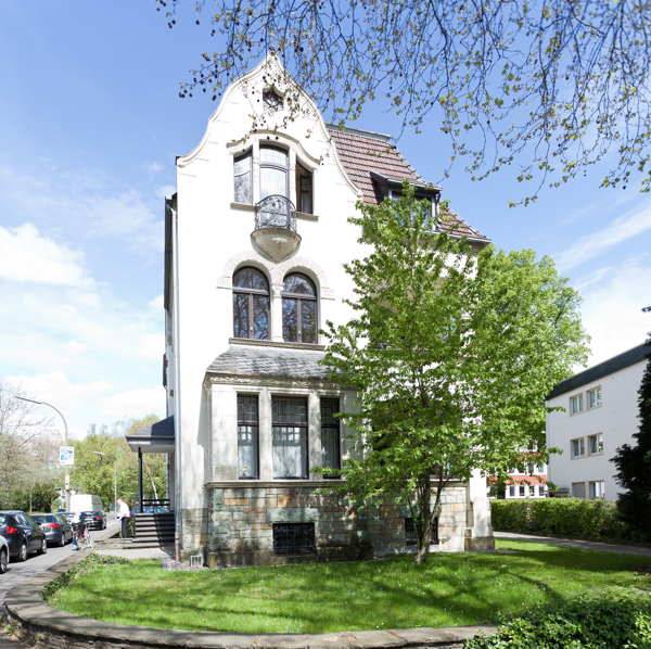 Eine wunderschöne helle Jugendstilvilla ist der Campus einer privaten Schule in Bonn.